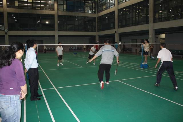 太阳集团官网集团举行第一届羽毛球比赛